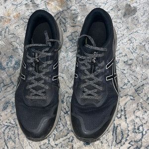 black asics running shoes